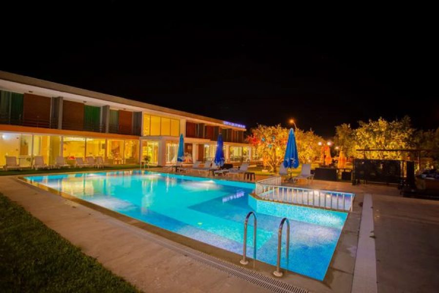 Zeytin Bahcesi Otel Havuz Gece